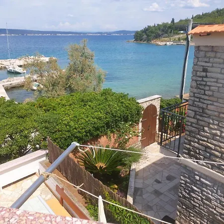 Beachfront House 5+3 * Kukljica