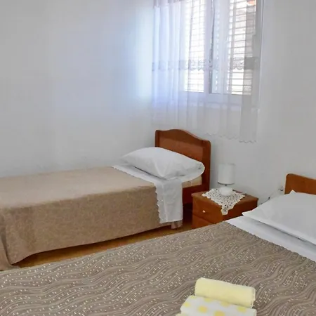 Beachfront House 5+3 * Kukljica
