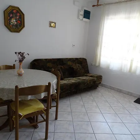 Holiday home Beachfront House 5+3 Kukljica